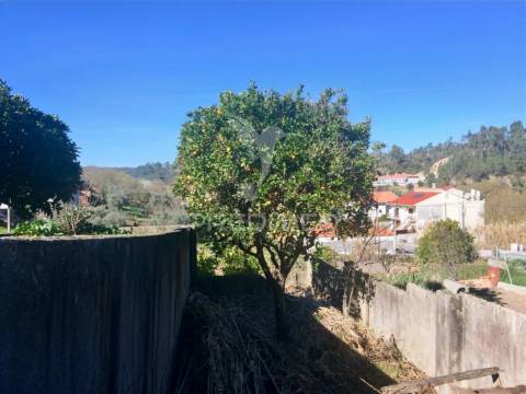 Moradia t2 para restaurar com terreno, amiais de baixo