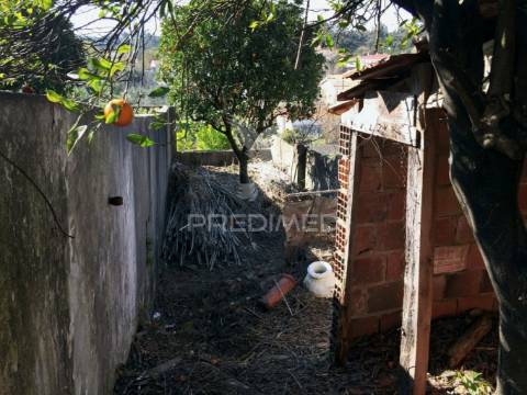 Moradia t2 para restaurar com terreno, amiais de baixo