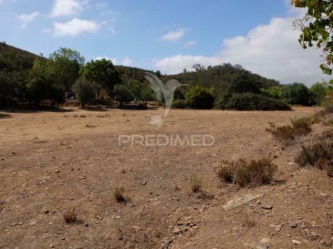 Terreno rústico com ruína de arrumos agrícolas e bom acesso a  água