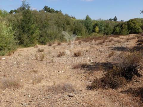 Terreno rústico com ruína de arrumos agrícolas e bom acesso a  água