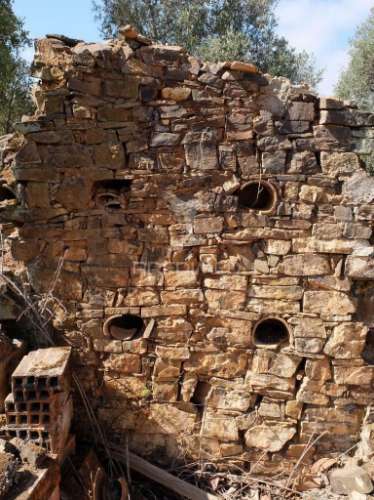 Terreno rústico com ruína de arrumos agrícolas e bom acesso a  água