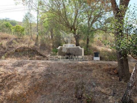 Terreno rústico com ruína de arrumos agrícolas e bom acesso a  água
