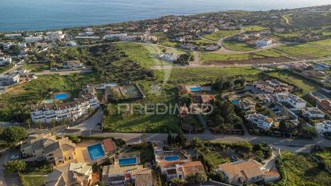 Terreno urbanizável com vista mar junto à praia da luz, lagos