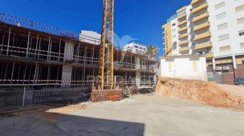 Apartamento t1 c/garagem em construção na praia da rocha