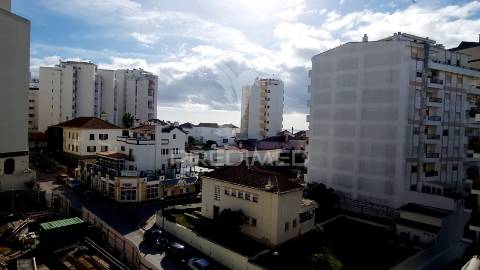Apartamento t1 c/garagem em construção na praia da rocha