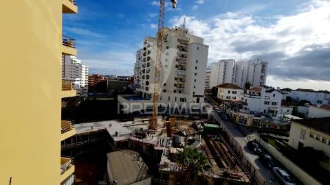 Apartamento t1 c/garagem em construção na praia da rocha