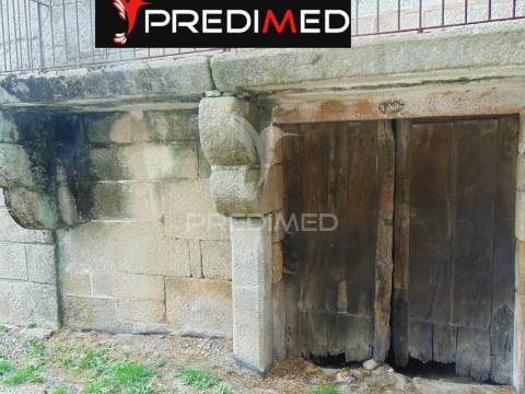 Casa tradicional em granito p/recuperar em vila real