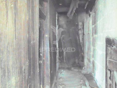 Casa tradicional em granito p/recuperar em vila real