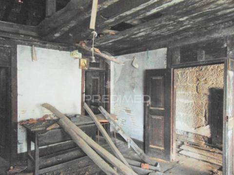 Casa tradicional em granito p/recuperar em vila real