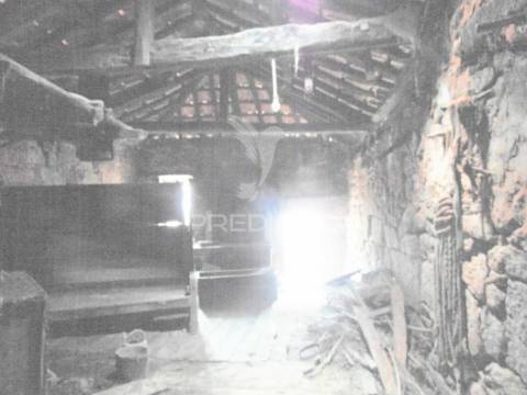 Casa tradicional em granito p/recuperar em vila real