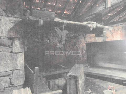 Casa tradicional em granito p/recuperar em vila real