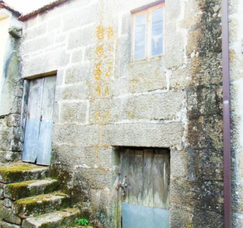 Casa tradicional em granito p/recuperar em vila real