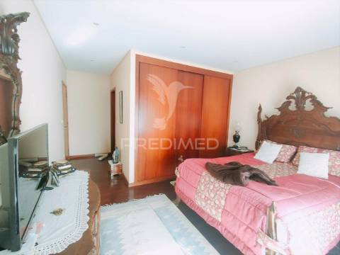 Moradia individual t4 em vila nova