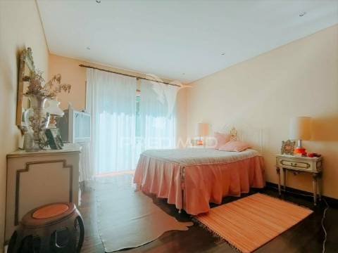 Moradia individual t4 em vila nova