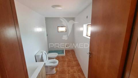 Moradia v2 com terraço próximo de alcácer do sal recentemente renovada