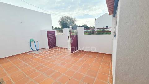 Moradia v2 com terraço próximo de alcácer do sal recentemente renovada