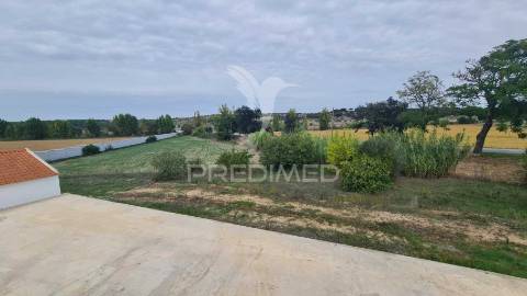 Moradia v2 com terraço próximo de alcácer do sal recentemente renovada