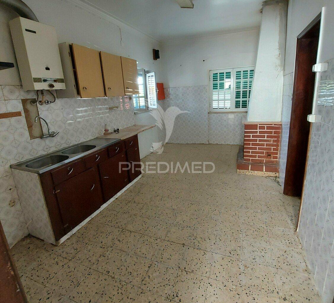 Moradia térrea t3, arneiro das milhariças, santarém.
