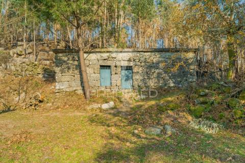 Terreno com casa rustica - valdosende, rio caldo, gerês
