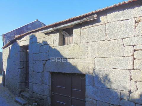Casa tradicional em granito c/ quintal para recuperar em vila real