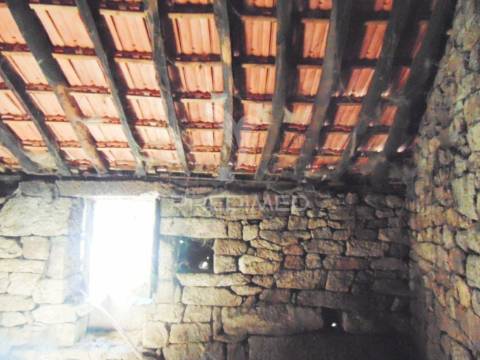 Casa tradicional em granito c/ quintal para recuperar em vila real
