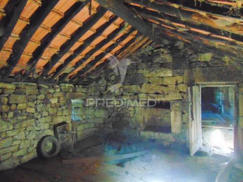 Casa tradicional em granito c/ quintal para recuperar em vila real