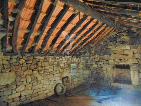 Casa tradicional em granito c/ quintal para recuperar em vila real