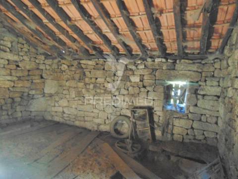 Casa tradicional em granito c/ quintal para recuperar em vila real