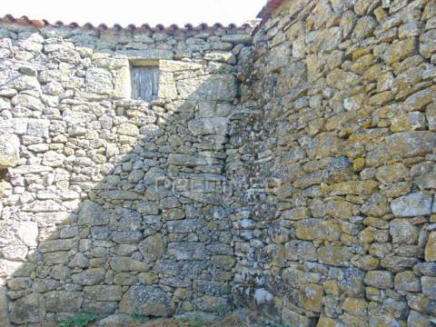 Casa tradicional em granito c/ quintal para recuperar em vila real