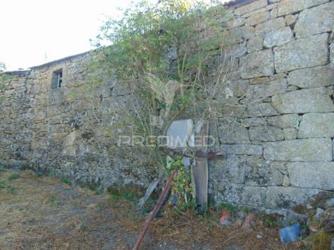 Casa tradicional em granito c/ quintal para recuperar em vila real