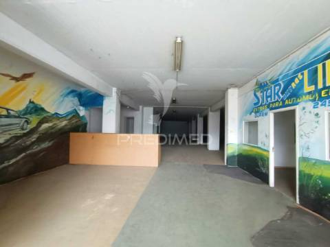 Loja/armazém localizada no centro de ourém