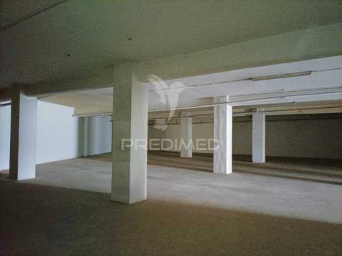 Loja/armazém localizada no centro de ourém