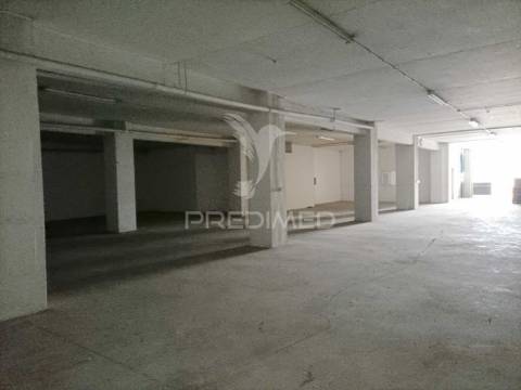 Loja/armazém localizada no centro de ourém