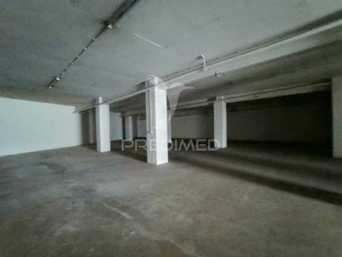 Loja/armazém localizada no centro de ourém