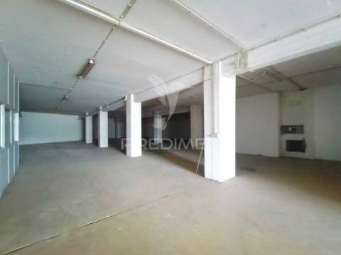 Loja/armazém localizada no centro de ourém