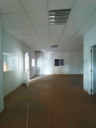 Loja/armazém localizada no centro de ourém