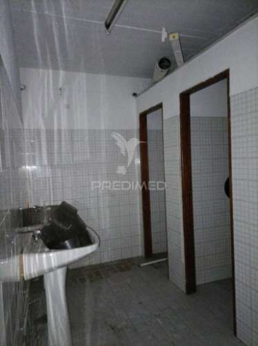 Loja/armazém localizada no centro de ourém