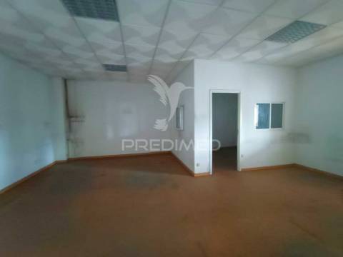 Loja/armazém localizada no centro de ourém