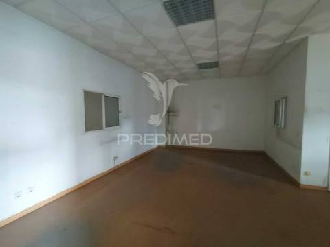 Loja/armazém localizada no centro de ourém