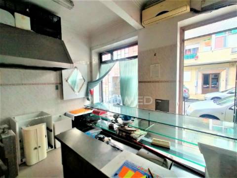 Churrasqueira | remodelada | águas livres | damaia