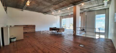 Fantástico escritório com 2 estacionamentos no restelo!