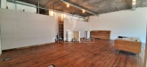 Fantástico escritório com 2 estacionamentos no restelo!