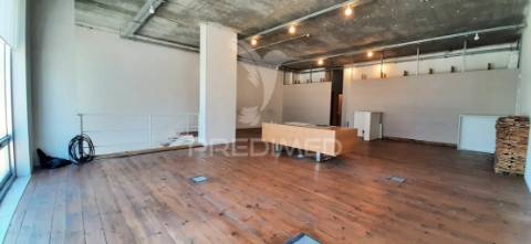 Fantástico escritório com 2 estacionamentos no restelo!