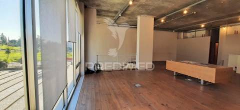 Fantástico escritório com 2 estacionamentos no restelo!