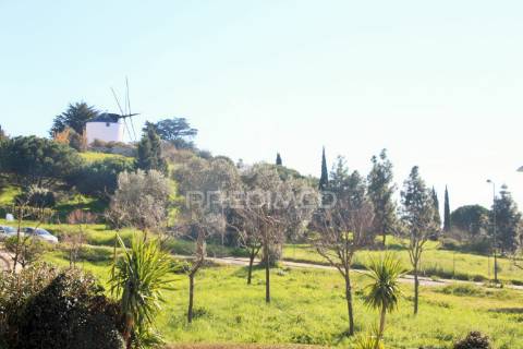 Fantástico escritório com 2 estacionamentos no restelo!