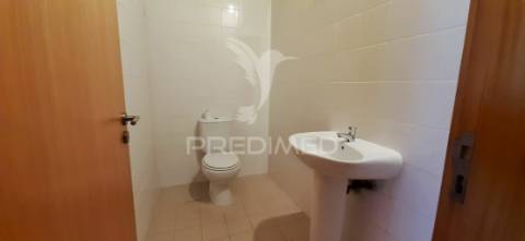 Fantástico escritório com 2 estacionamentos no restelo!