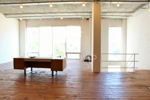 Fantástico escritório com 2 estacionamentos no restelo!