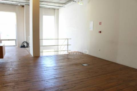 Fantástico escritório com 2 estacionamentos no restelo!