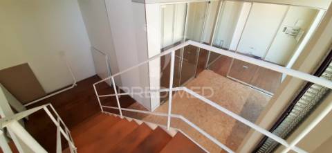 Fantástico escritório com 2 estacionamentos no restelo!