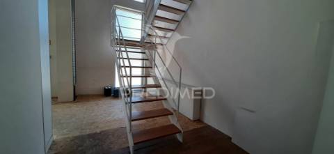 Fantástico escritório com 2 estacionamentos no restelo!